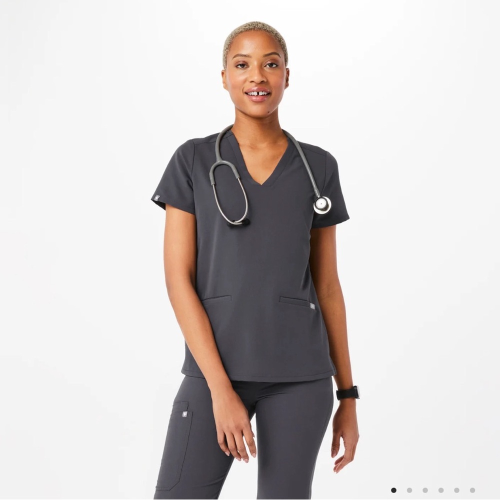 FIGS Casma 3 pocket scrub top